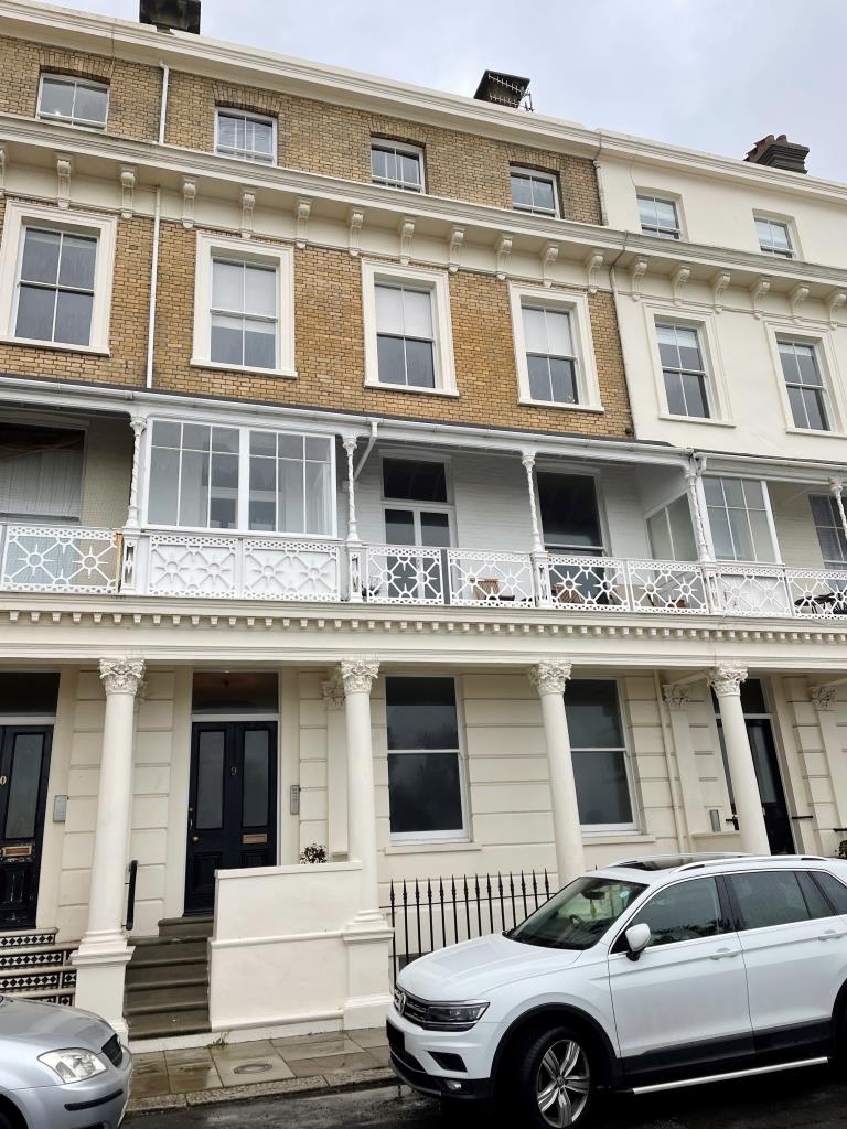 Lot: 93 - FLAT IN SEAFRONT LOCATION PRODUCING £8,232 PER ANNUM - View of main south facing frontage directly on the seafront